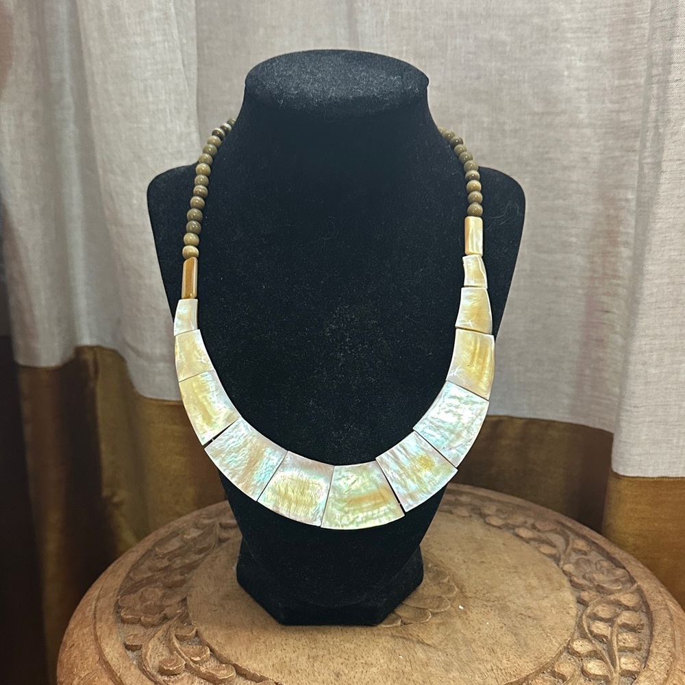 Vintage Elegant Gold and Cream Necklace